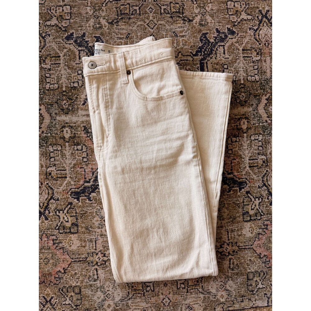 Abercrombie & Fitch 90s Straight Ultra High Rise in Ivory Size 26S